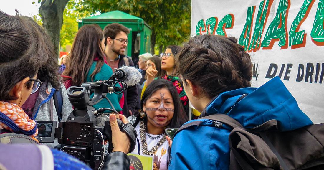 Deutsche und brasilianische Aktivistinnen beim Klimastreik in Berlin 2019
